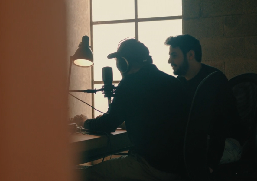 Por trás do microfone: a narração por IA da Artlist